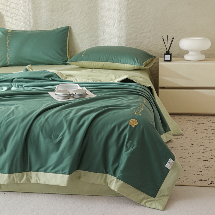 91家纺网 家纺一手货源 找家纺 简宜家居（朝初家纺） 2025新款纯棉刺绣山茶花大豆被 山茶花-水绿