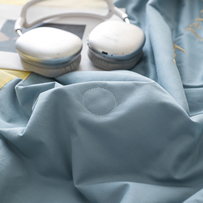 91家纺网 家纺一手货源 找家纺 简宜家居（朝初家纺） 2025新款纯棉刺绣山茶花大豆被 山茶花-蓝黄