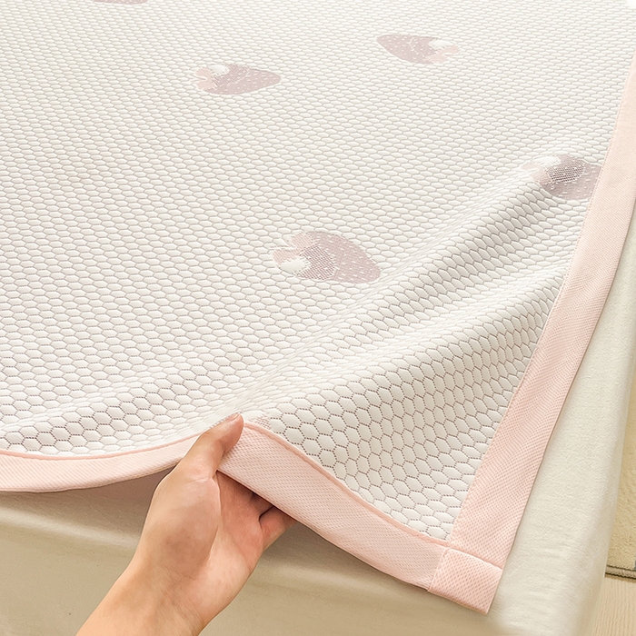 91家纺网 家纺一手货源 找家纺 绣女坊 2025新款冰豆豆提花凉席三件套 草莓