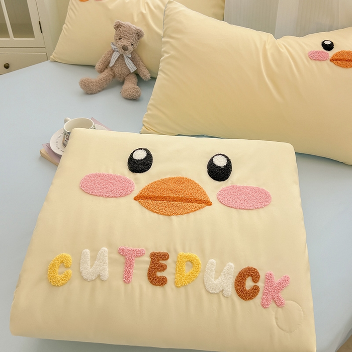 91家纺网 家纺一手货源 找家纺 眠帛家居 2025新款A类水洗皱皱纱毛巾绣夏被四件套 欢乐鸭