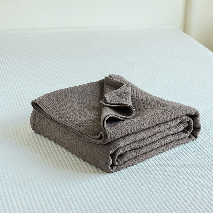 91家纺网 家纺一手货源 找家纺 雯雨家纺2025新款A类全棉加厚六层纱提花纯色盖毯 六层纱-深灰