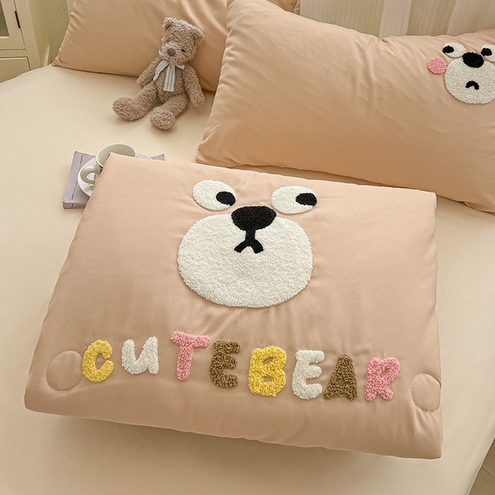 91家纺网 家纺一手货源 找家纺 眠帛家居 2025新款A类水洗皱皱纱毛巾绣夏被四件套 熊宝-奶茶