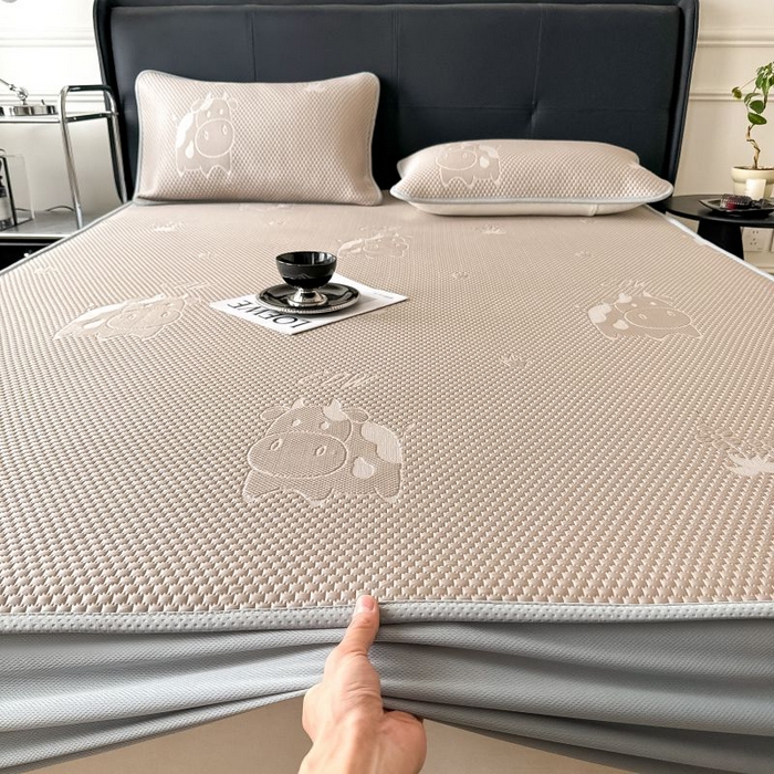 91家纺网 家纺一手货源 找家纺 卡罗兰 2025新款豆豆凉席PE提花豆豆席奶牛系列-床笠款 咖色