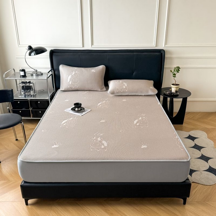 91家纺网 家纺一手货源 找家纺 卡罗兰 2025新款豆豆凉席PE提花豆豆席奶牛系列-床笠款 咖色