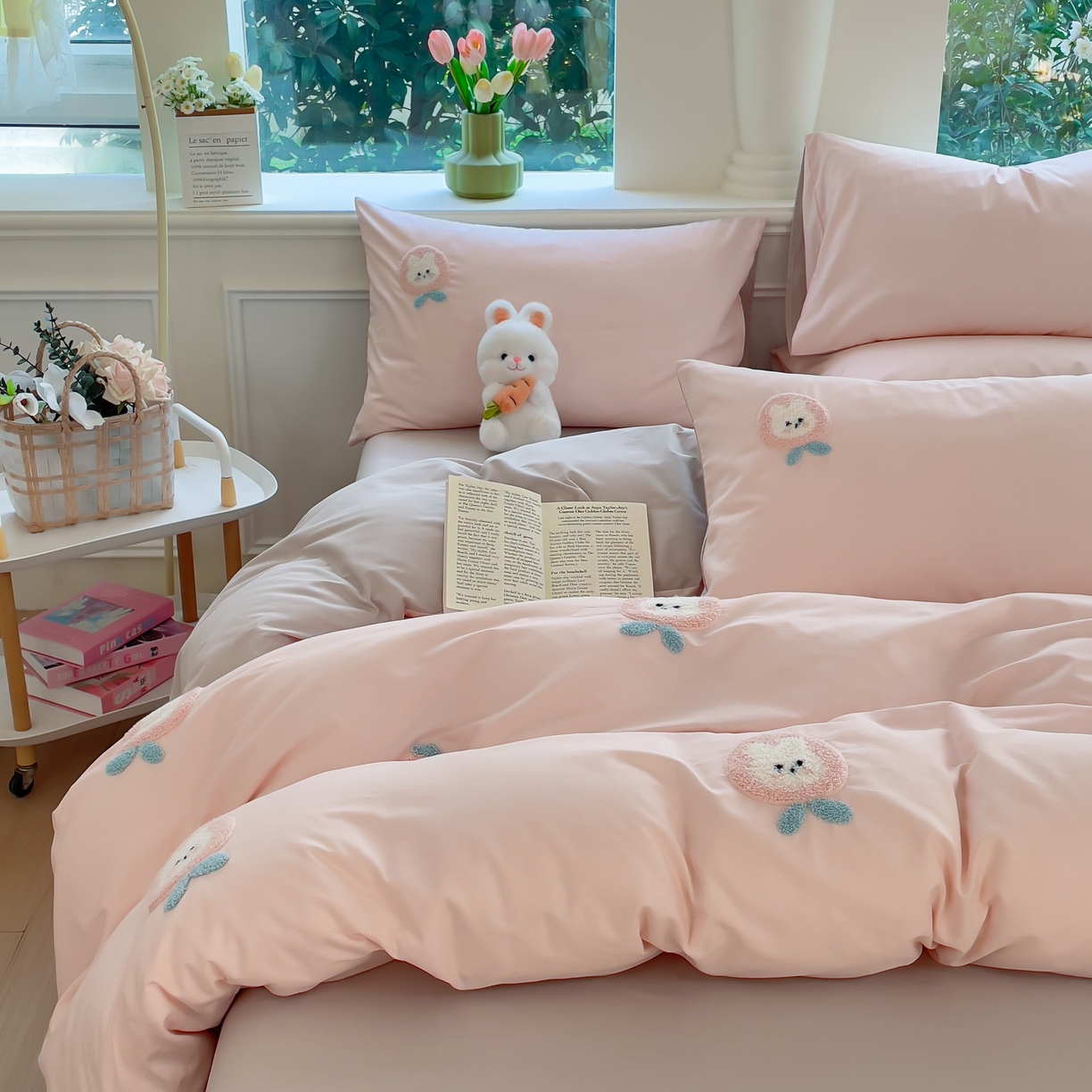 91家纺网 家纺一手货源 找家纺 锦觅家纺  2025新款奶油小清新毛巾绣全棉纯棉四件套-风格一（专版散花必须控价） 草莓兔兔