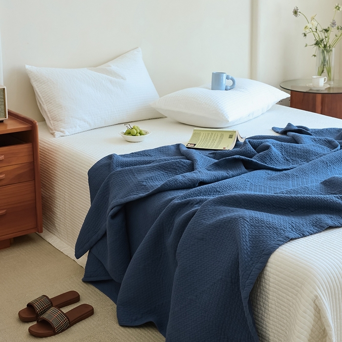 91家纺网 家纺一手货源 找家纺 雯雨家纺2025新款A类全棉加厚六层纱提花纯色盖毯 六层纱-深蓝