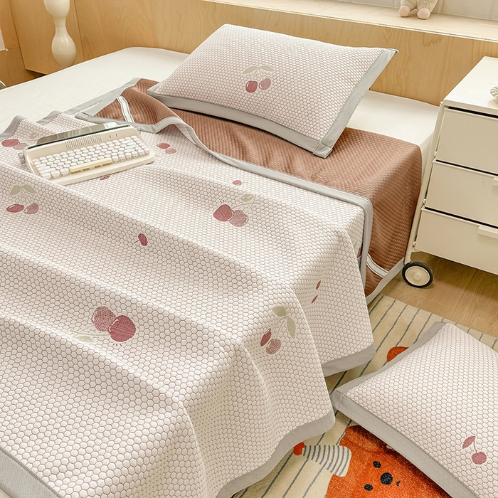 91家纺网 家纺一手货源 找家纺 绣女坊 2025新款冰豆豆提花凉席三件套 樱桃