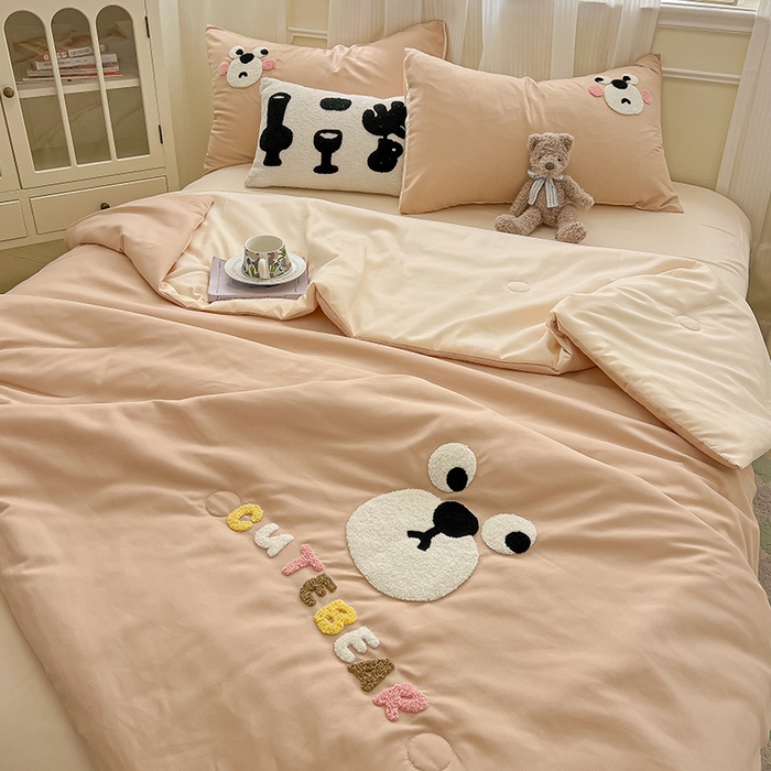 91家纺网 家纺一手货源 找家纺 眠帛家居 2025新款A类水洗皱皱纱毛巾绣夏被四件套 熊宝-奶茶