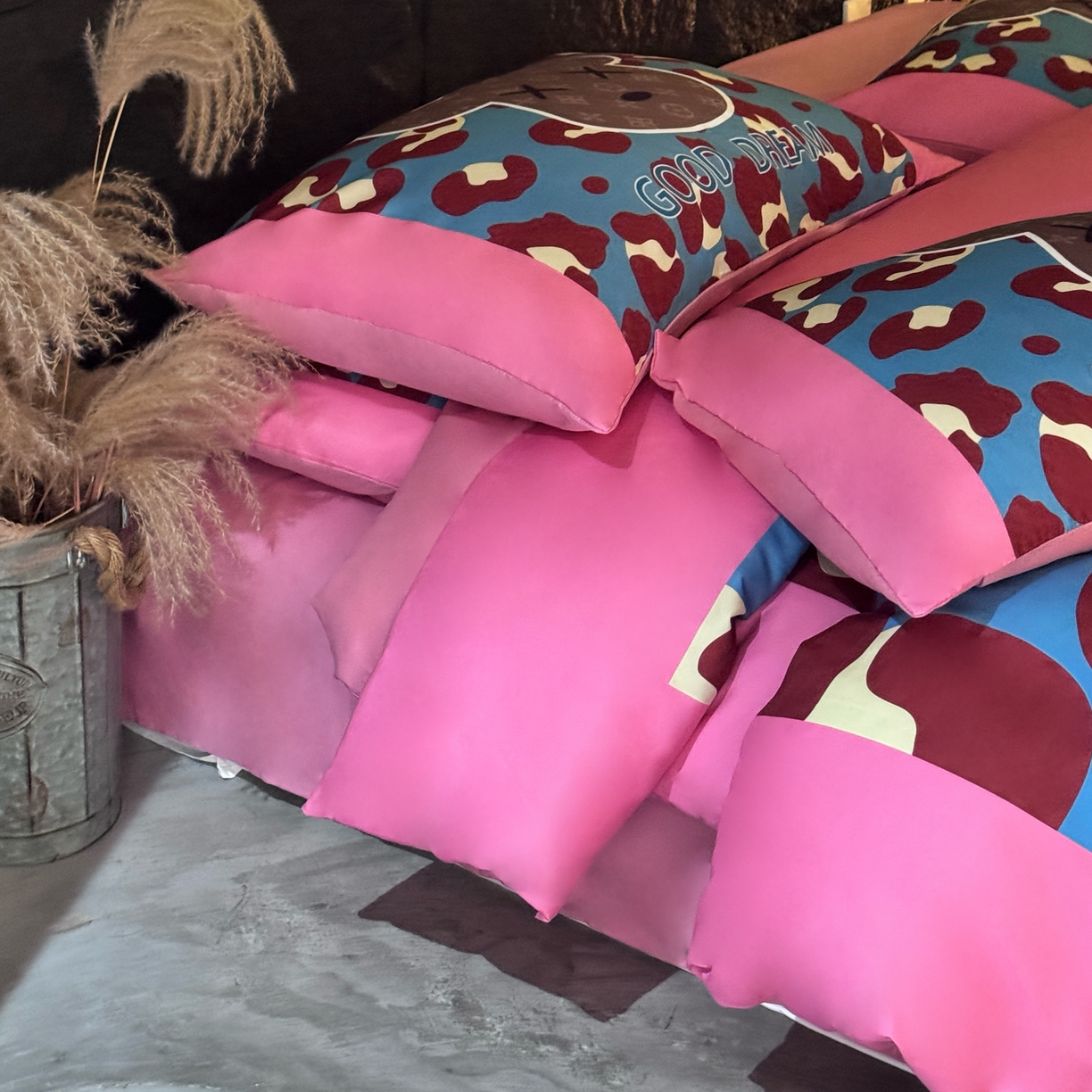 91家纺网 家纺一手货源 找家纺 丽斐 2025新款磨毛数码印花四件套 磨毛蓝粉豹纹