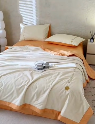 91家纺网 家纺一手货源 找家纺 简宜家居（朝初家纺） 2025新款纯棉刺绣山茶花大豆被 山茶花-米杏