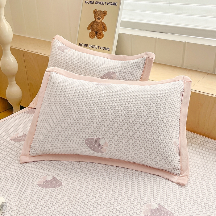 91家纺网 家纺一手货源 找家纺 绣女坊 2025新款冰豆豆提花凉席三件套 草莓