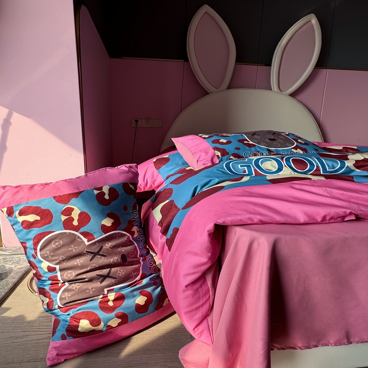 91家纺网 家纺一手货源 找家纺 丽斐 2025新款磨毛数码印花四件套 磨毛蓝粉豹纹