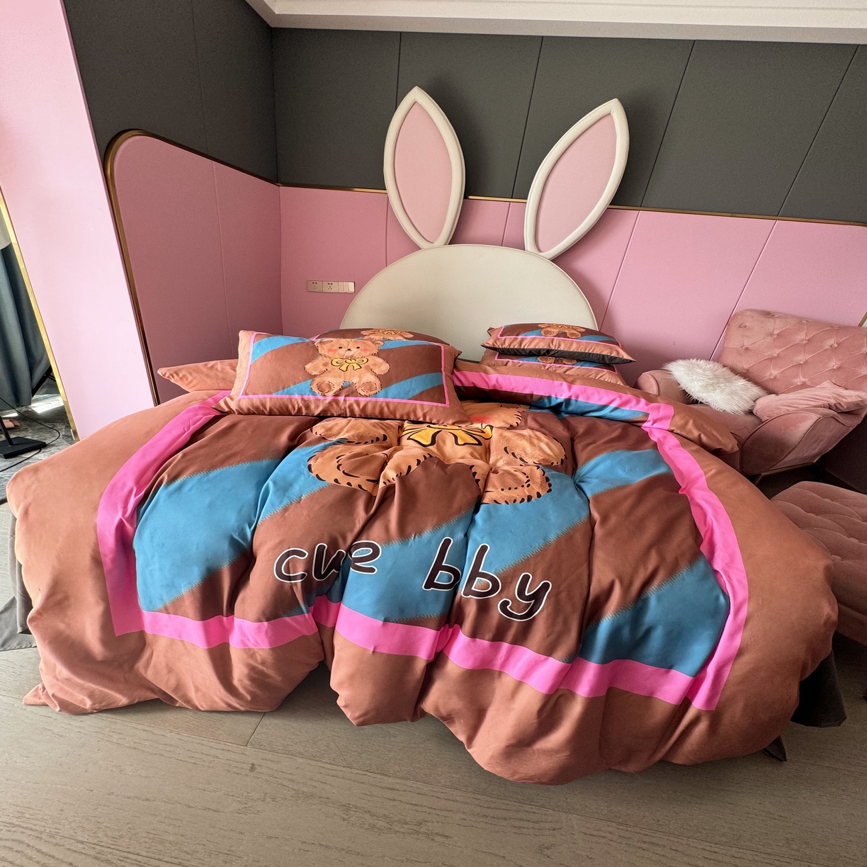 91家纺网 家纺一手货源 找家纺 丽斐 2025新款磨毛数码印花四件套 磨毛咖蓝beat