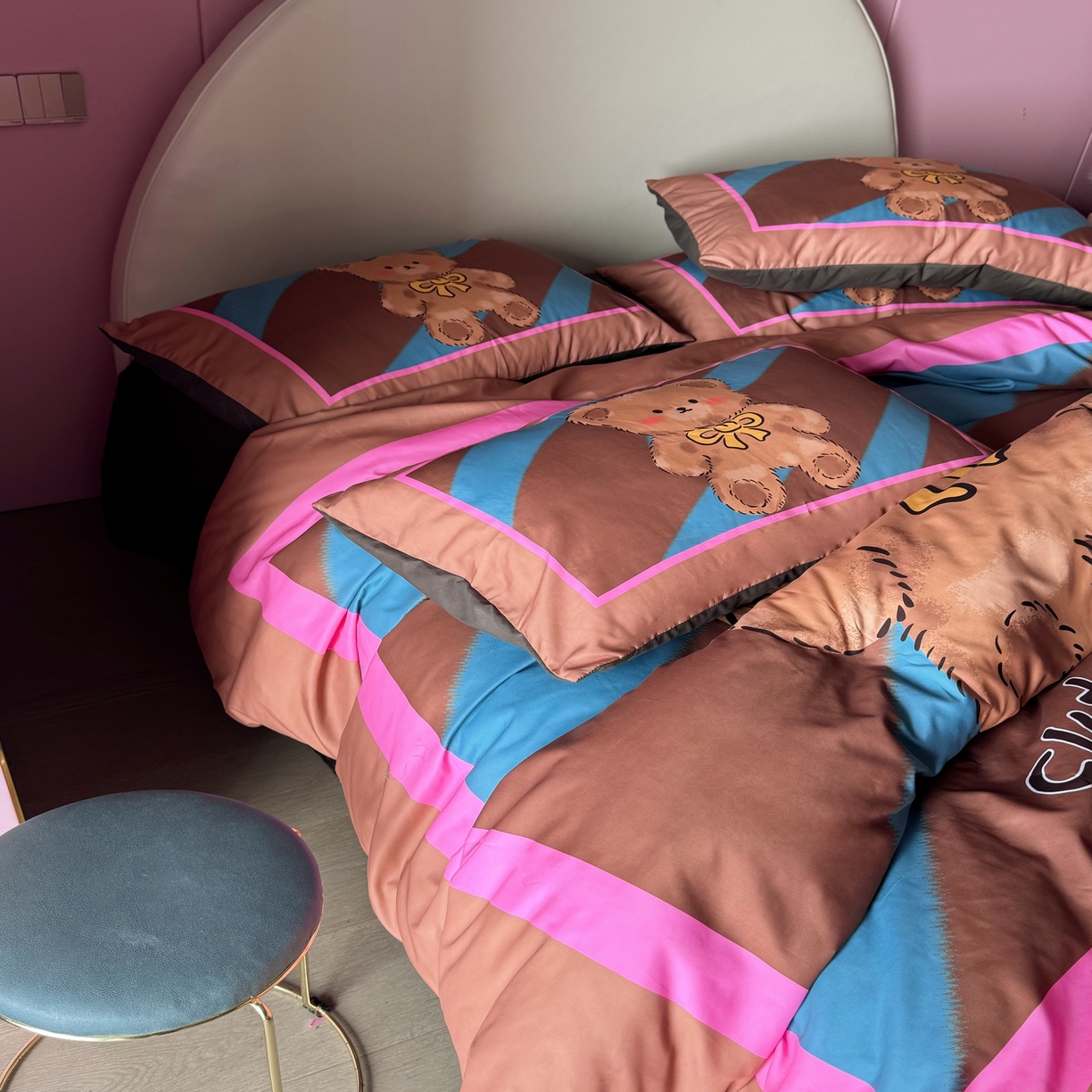 91家纺网 家纺一手货源 找家纺 丽斐 2025新款磨毛数码印花四件套 磨毛咖蓝beat