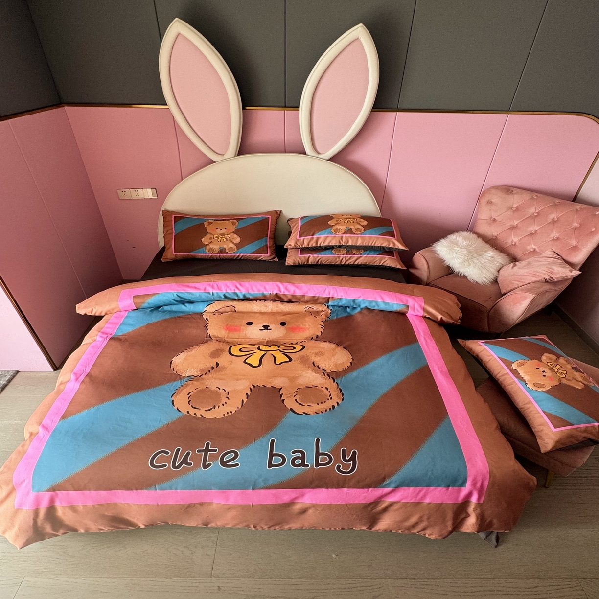 91家纺网 家纺一手货源 找家纺 丽斐 2025新款磨毛数码印花四件套 磨毛咖蓝beat