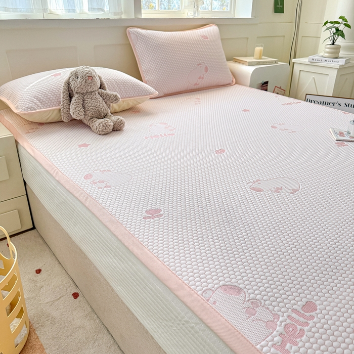 91家纺网 家纺一手货源 找家纺 绣女坊 2025新款冰豆豆提花凉席三件套 卡皮巴拉-粉色