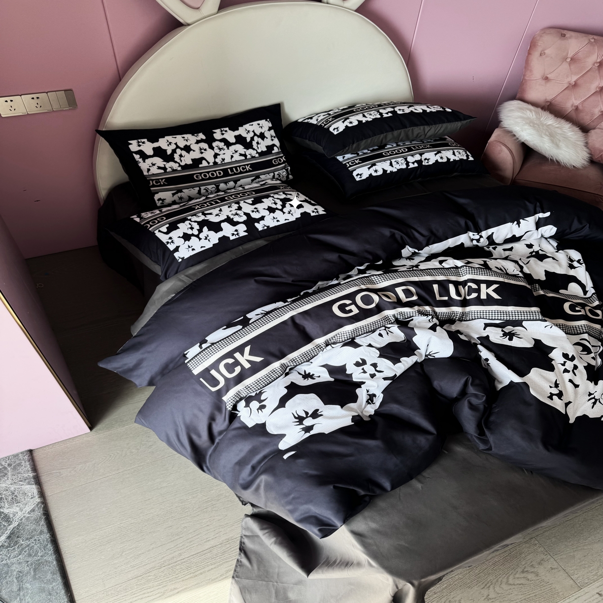 91家纺网 家纺一手货源 找家纺 丽斐 2025新款磨毛数码印花四件套 磨毛黑栀子花