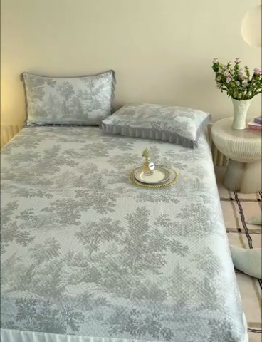 91家纺网 家纺一手货源 找家纺 冬然家纺 2025新款冰豆豆席子凉席床裙款 梦幻森林-灰