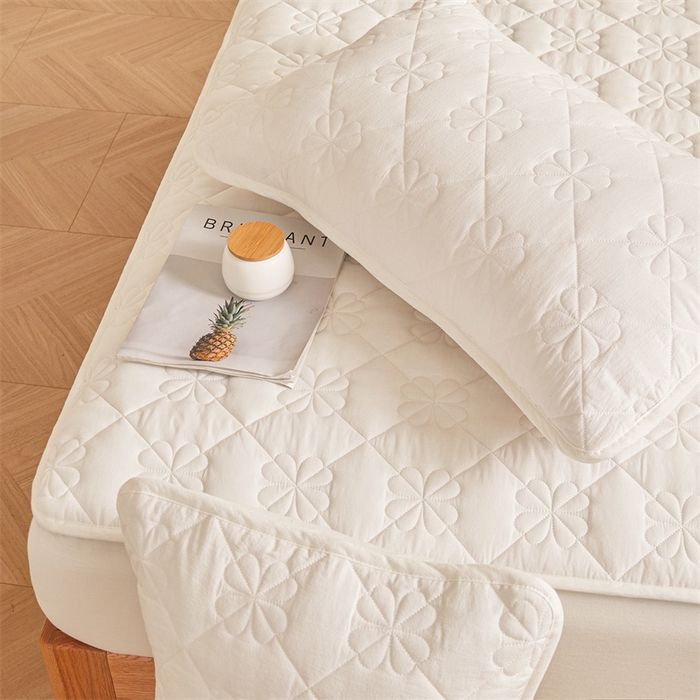 91家纺网 家纺一手货源 找家纺 3C 2025新款A类全棉四叶草防水隔脏床笠 防水 浅语-云朵白