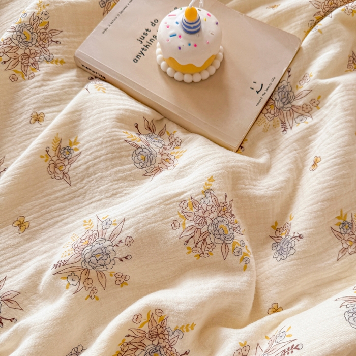 91家纺网 家纺一手货源 找家纺 薇玛仕 2025新款A类全棉双层皱皱纱印花款大豆夏凉被空调被儿童被被子被芯 蝶舞花开