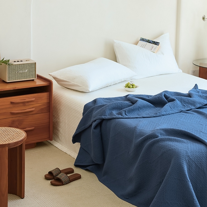 91家纺网 家纺一手货源 找家纺 雯雨家纺2025新款A类全棉加厚六层纱提花纯色盖毯 六层纱-深蓝