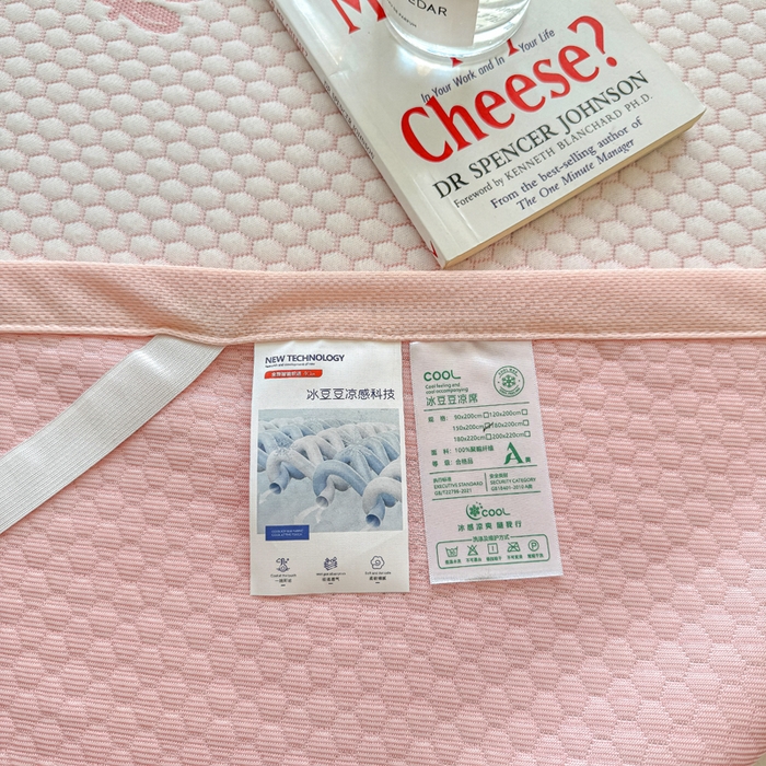 91家纺网 家纺一手货源 找家纺 绣女坊 2025新款冰豆豆提花凉席三件套 卡皮巴拉-粉色