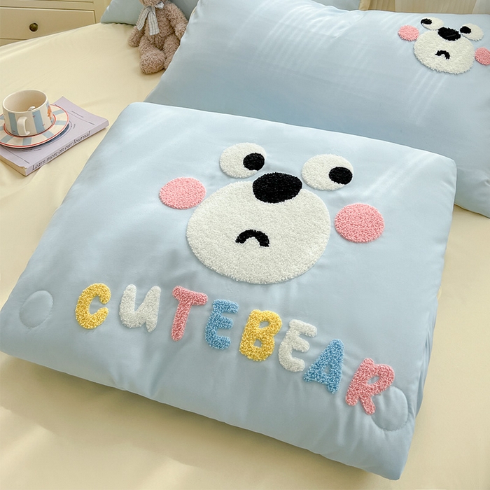 91家纺网 家纺一手货源 找家纺 眠帛家居 2025新款A类水洗皱皱纱毛巾绣夏被四件套 熊宝-天空蓝