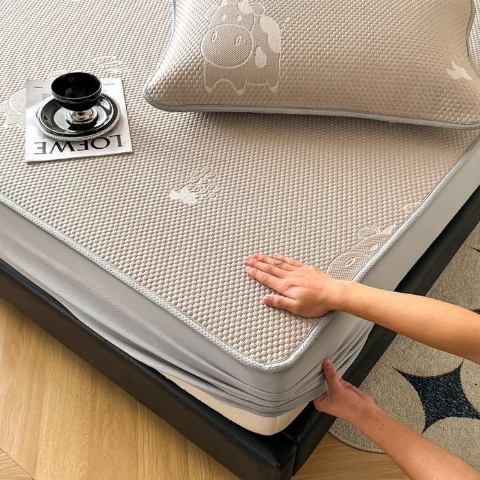 91家纺网 家纺一手货源 找家纺 卡罗兰 2025新款豆豆凉席PE提花豆豆席奶牛系列-床笠款 咖色