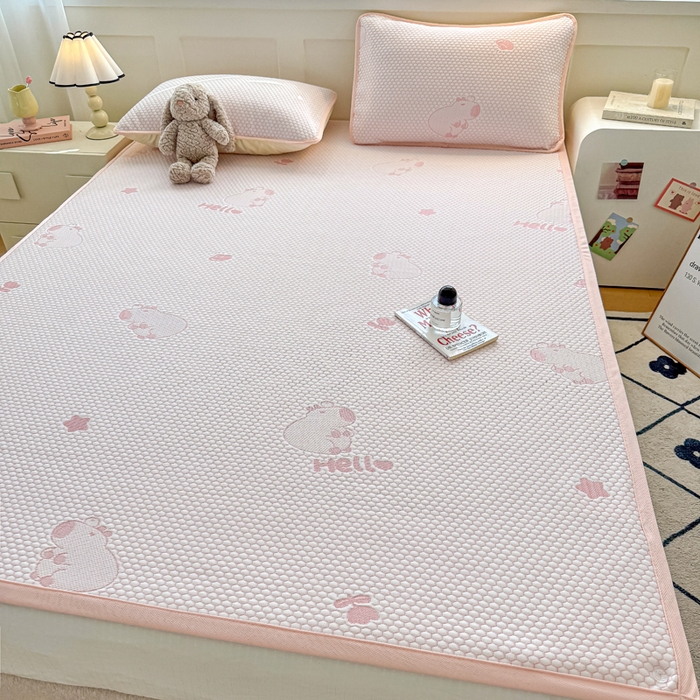 91家纺网 家纺一手货源 找家纺 绣女坊 2025新款冰豆豆提花凉席三件套 卡皮巴拉-粉色