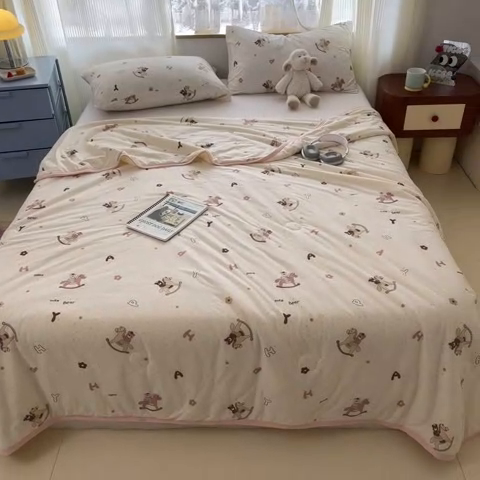 91家纺网 家纺一手货源 找家纺 葡萄家 2025新款A类母婴级大豆纤维牛奶丝针织棉夏凉被（提供买家秀）小熊木马
