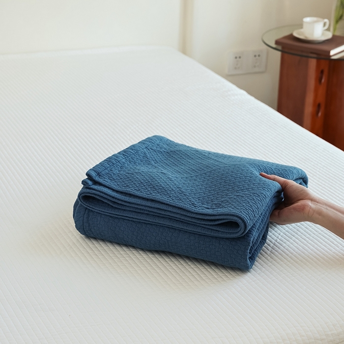 91家纺网 家纺一手货源 找家纺 雯雨家纺2025新款A类全棉加厚六层纱提花纯色盖毯 六层纱-深蓝