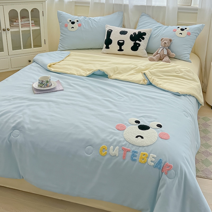 91家纺网 家纺一手货源 找家纺 眠帛家居 2025新款A类水洗皱皱纱毛巾绣夏被四件套 熊宝-天空蓝