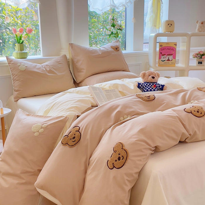 91家纺网 家纺一手货源 找家纺 锦觅家纺  2025新款奶油小清新毛巾绣全棉纯棉四件套-风格一（专版散花必须控价） 萌趣小熊