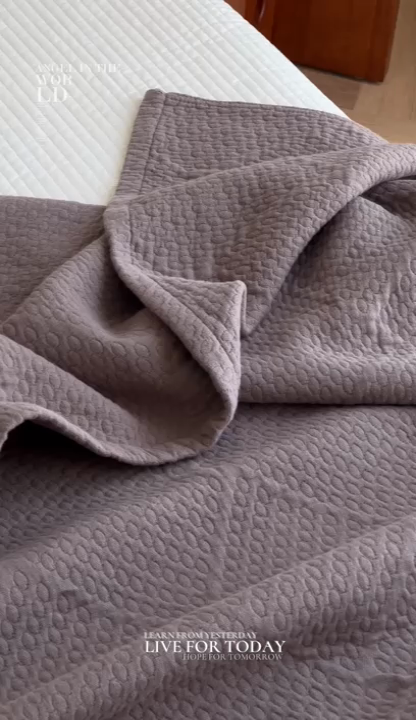 91家纺网 家纺一手货源 找家纺 雯雨家纺2025新款A类全棉加厚六层纱提花纯色盖毯 六层纱-深灰