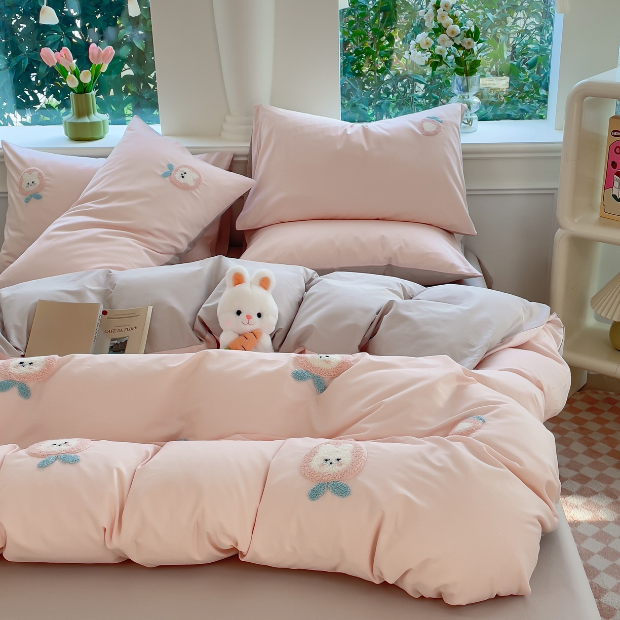 91家纺网 家纺一手货源 找家纺 锦觅家纺  2025新款奶油小清新毛巾绣全棉纯棉四件套-风格一（专版散花必须控价） 草莓兔兔