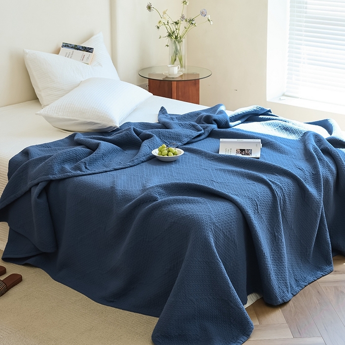 91家纺网 家纺一手货源 找家纺 雯雨家纺2025新款A类全棉加厚六层纱提花纯色盖毯 六层纱-深蓝