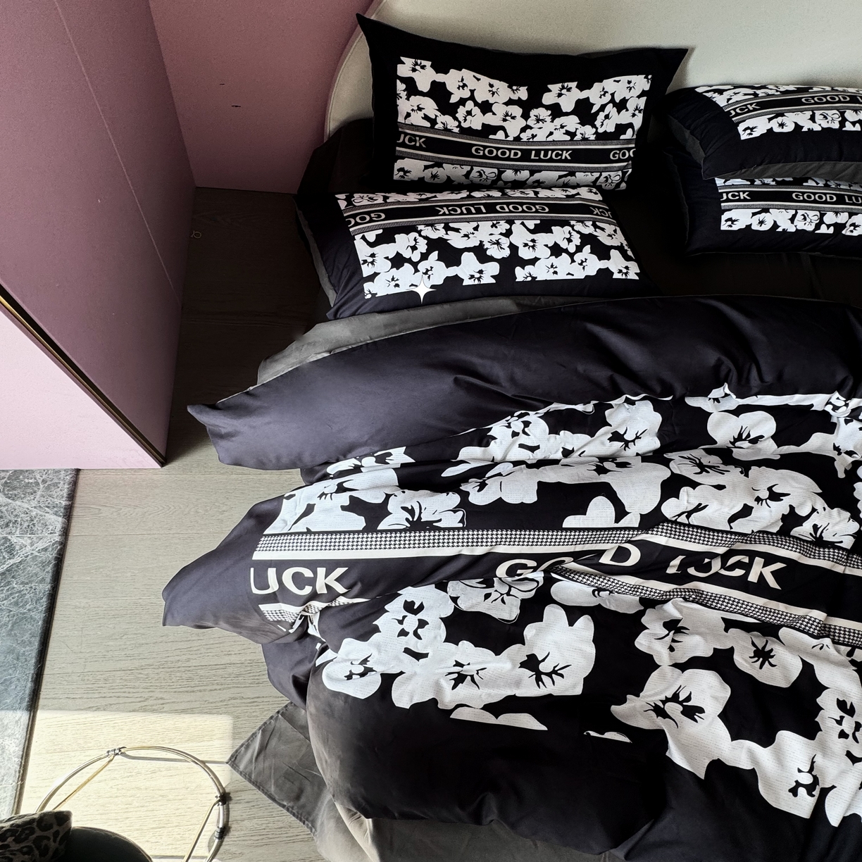 91家纺网 家纺一手货源 找家纺 丽斐 2025新款磨毛数码印花四件套 磨毛黑栀子花