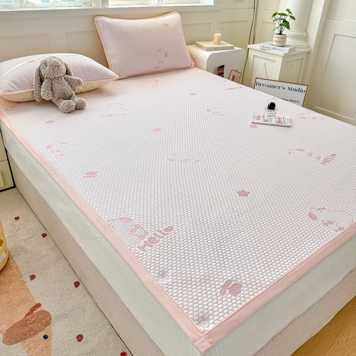 91家纺网 家纺一手货源 找家纺 绣女坊 2025新款冰豆豆提花凉席三件套 卡皮巴拉-粉色