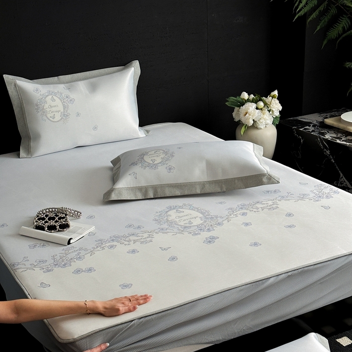 91家纺网 家纺一手货源 找家纺 三味舒屋 2025新款凉感抗菌南法恬谧系列大版数码印花冰丝床席-床笠 曼塔蓝-床笠款