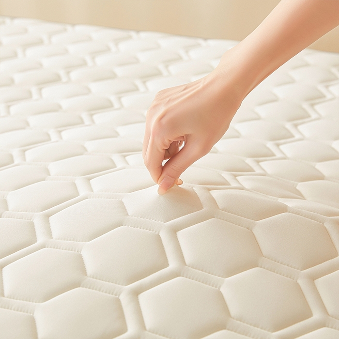 91家纺网 家纺一手货源 找家纺 锦逸2025新款牛奶丝乳胶床垫 六边形白
