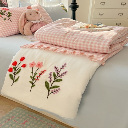 91家纺网 家纺一手货源 找家纺 （总）子钦家纺  2025新款云朵棉针织棉韩版毛巾绣夏被四件套单夏被