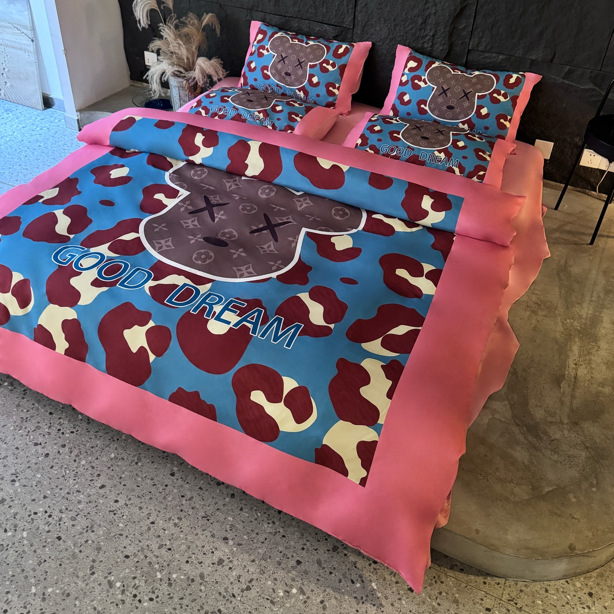 91家纺网 家纺一手货源 找家纺 丽斐 2025新款磨毛数码印花四件套 磨毛蓝粉豹纹