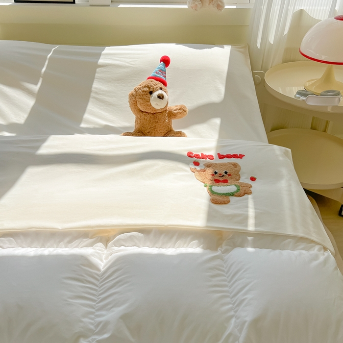 91家纺网 家纺一手货源 找家纺 柒星睡袋 2025新款款40支全棉纯色毛巾绣可拆分隔脏睡袋 蛋糕小熊 米白