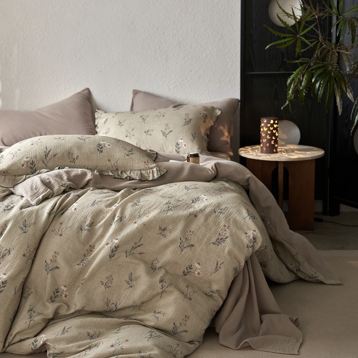 91家纺网 家纺一手货源 找家纺 安莱生活2025年新款全棉精梳棉双层纱绉纱数码印花四件套及夏凉被系列3 织麦-咖