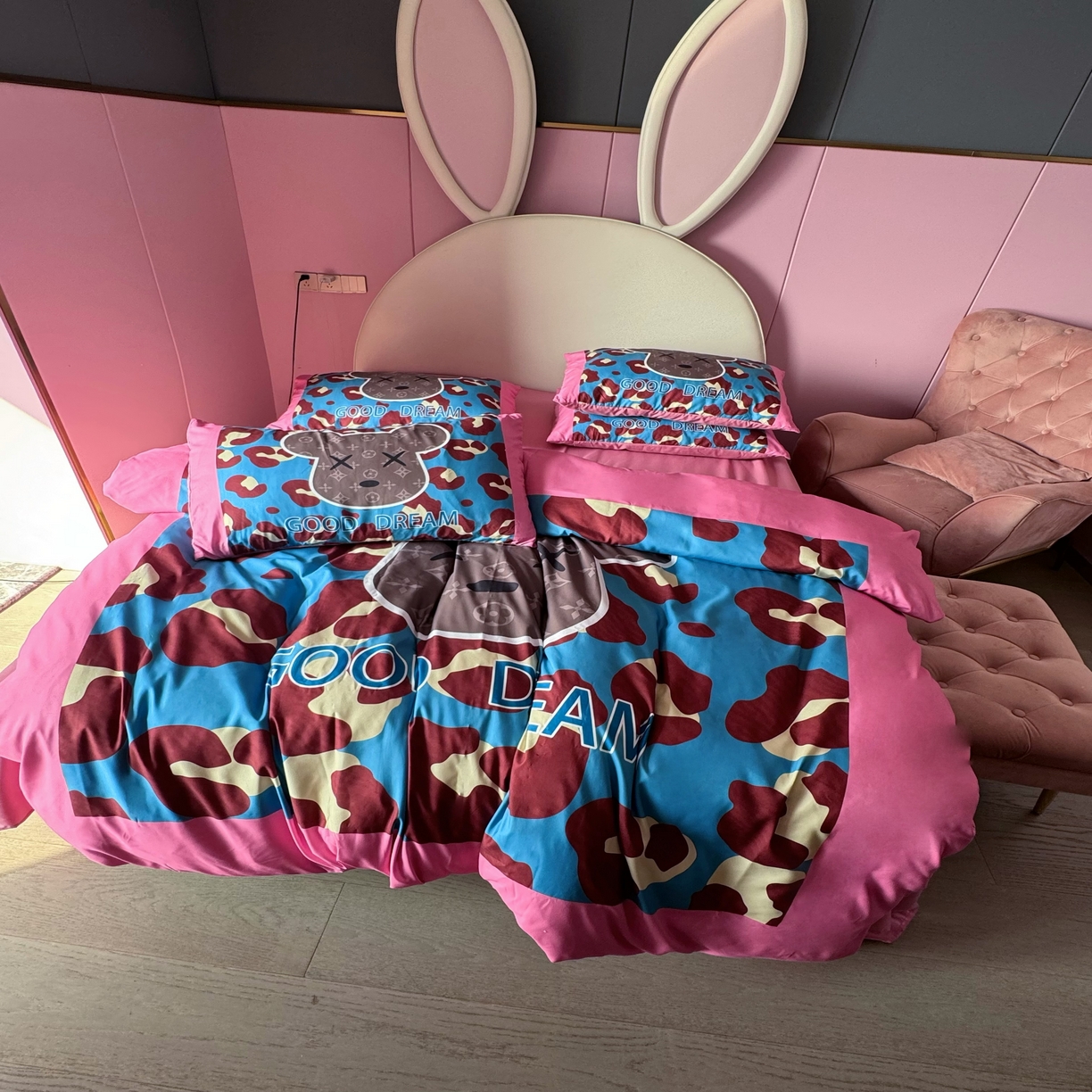 91家纺网 家纺一手货源 找家纺 丽斐 2025新款磨毛数码印花四件套 磨毛蓝粉豹纹