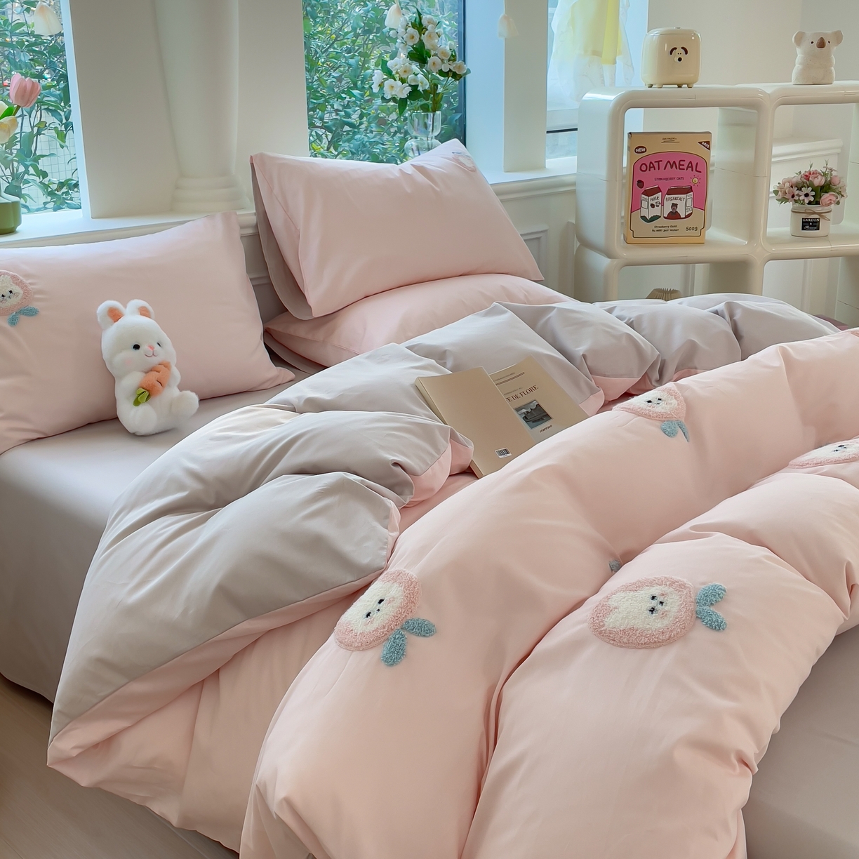 91家纺网 家纺一手货源 找家纺 锦觅家纺  2025新款奶油小清新毛巾绣全棉纯棉四件套-风格一（专版散花必须控价） 草莓兔兔