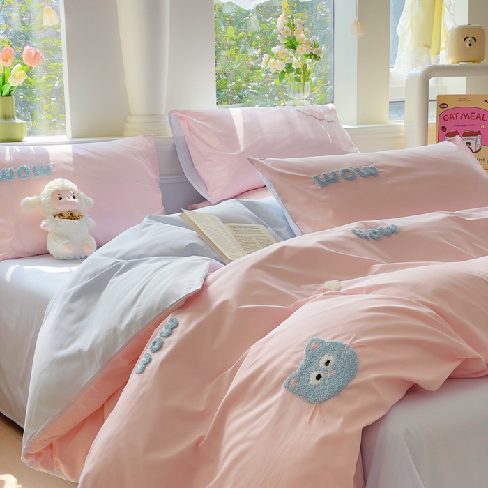 91家纺网 家纺一手货源 找家纺 锦觅家纺  2025新款奶油小清新毛巾绣全棉纯棉四件套-风格一（专版散花必须控价） 甜心小猫