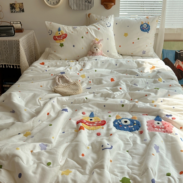 91家纺网 家纺一手货源 找家纺  曼町家居 全棉双层纱毛巾绣夏被三件套 哆啦趣梦