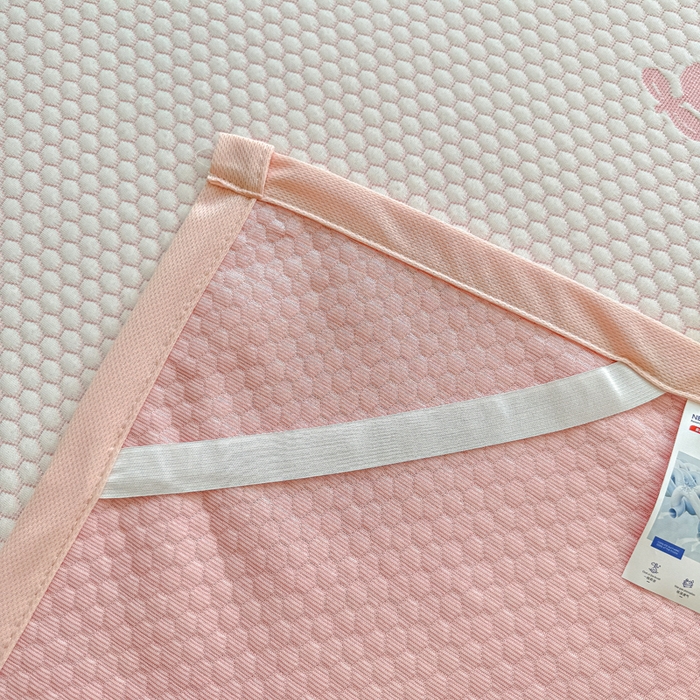 91家纺网 家纺一手货源 找家纺 绣女坊 2025新款冰豆豆提花凉席三件套 卡皮巴拉-粉色