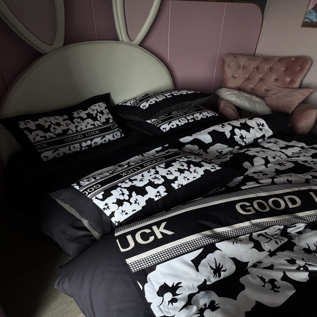 91家纺网 家纺一手货源 找家纺 丽斐 2025新款磨毛数码印花四件套 磨毛黑栀子花